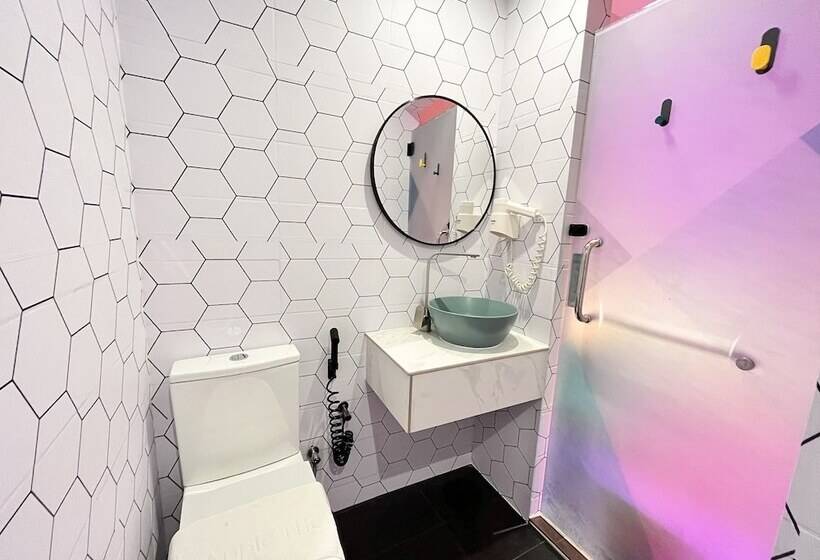 اتاق رمانتیک, Apple 1 Hotel Queensbay