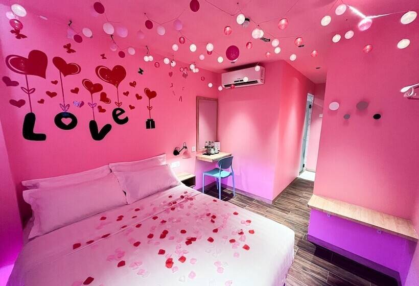 اتاق رمانتیک, Apple 1 Hotel Queensbay