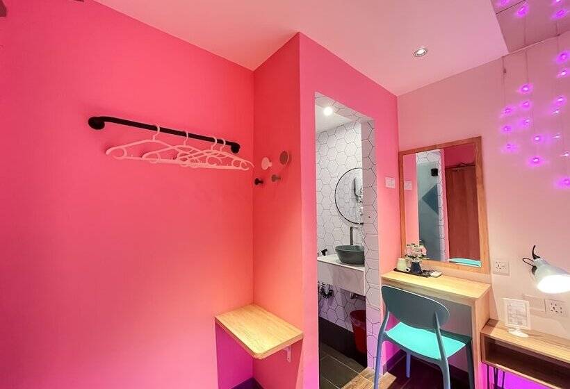 اتاق رمانتیک, Apple 1 Hotel Queensbay