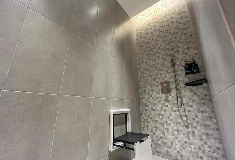 اتاق لوکس خانوادگی, Apple 1 Hotel Queensbay