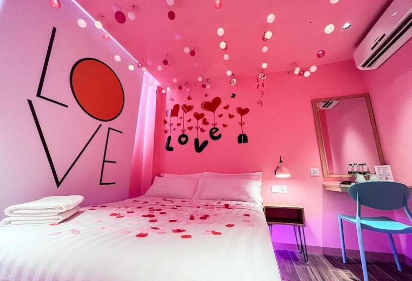 اتاق رمانتیک, Apple 1 Hotel Queensbay