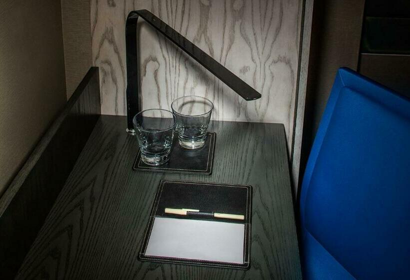 适合残疾人士使用的带超级大床的标准间, Doubletree By Hilton  New York Times Square West