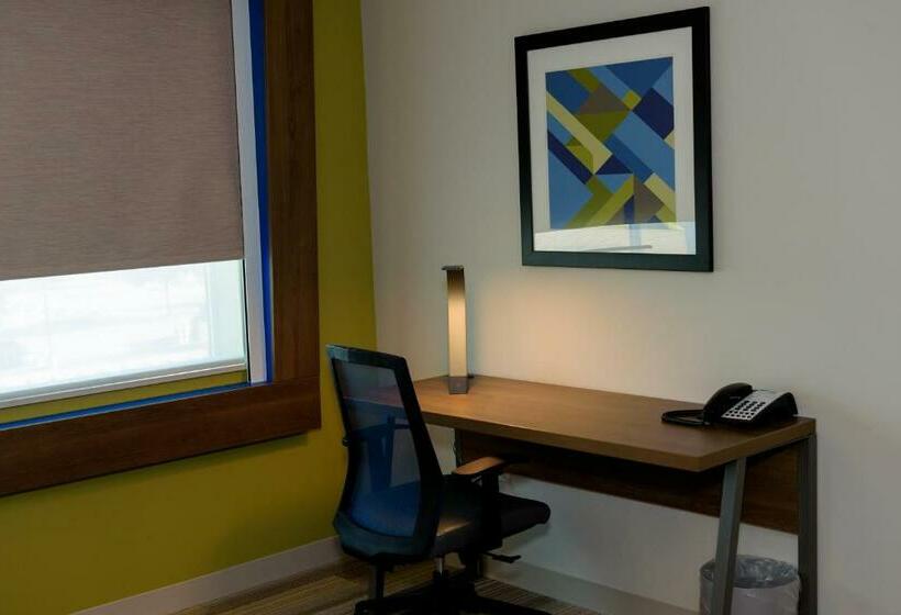 מיטת קינג בסוויטה, Holiday Inn Express & Suites Mckinney   Frisco East, An Ihg