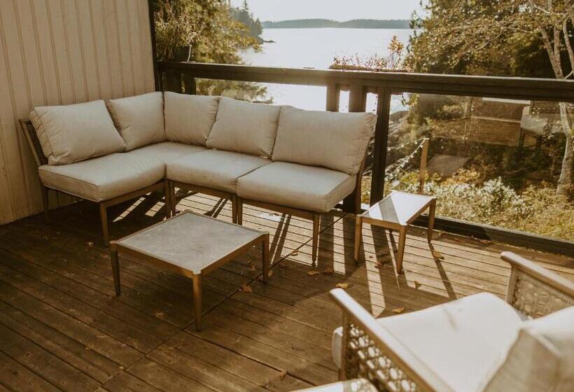 بنجلو قياسى, Lunar Cove Inn