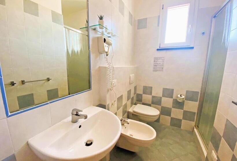 带1个卧室的公寓, Isa Residence With Swimming Pool In Mazzanta At Only 600 Meters From The Beach, Apartments With Air