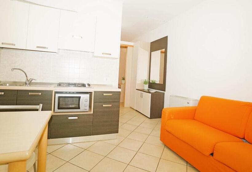 带1个卧室的公寓, Isa Residence With Swimming Pool In Mazzanta At Only 600 Meters From The Beach, Apartments With Air