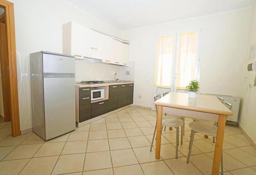 带1个卧室的公寓, Isa Residence With Swimming Pool In Mazzanta At Only 600 Meters From The Beach, Apartments With Air
