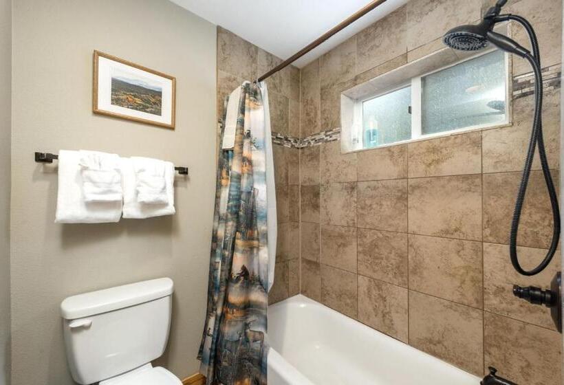 Люкс с гидромассажем, 4 Seasons Inn On Fall River
