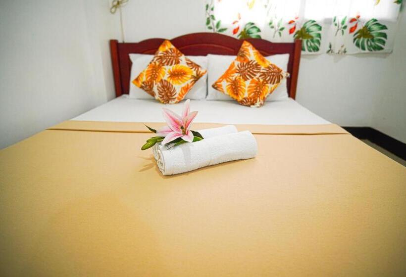 バス共有のスタンダードルーム, Amparo S Tourist Inn   Coron