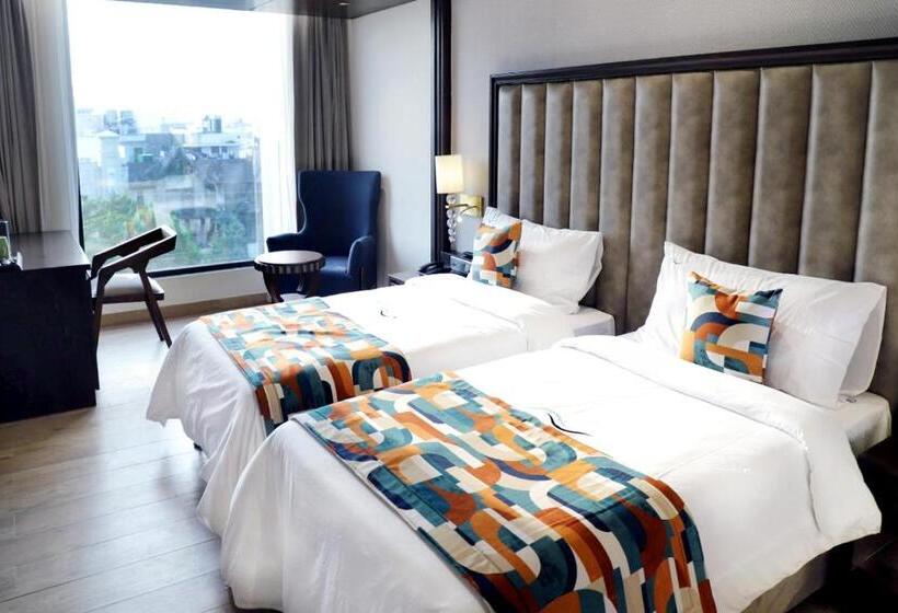 带大床的高级房间, Blusalzz Residence Amritsar