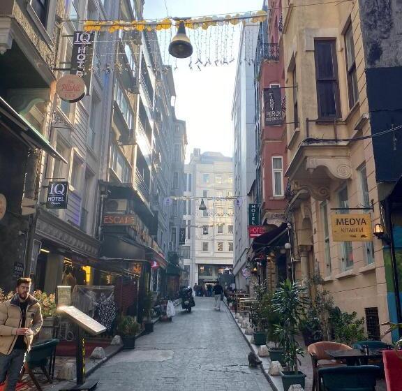 标准工作室, Konak Suite İn The Bar Street