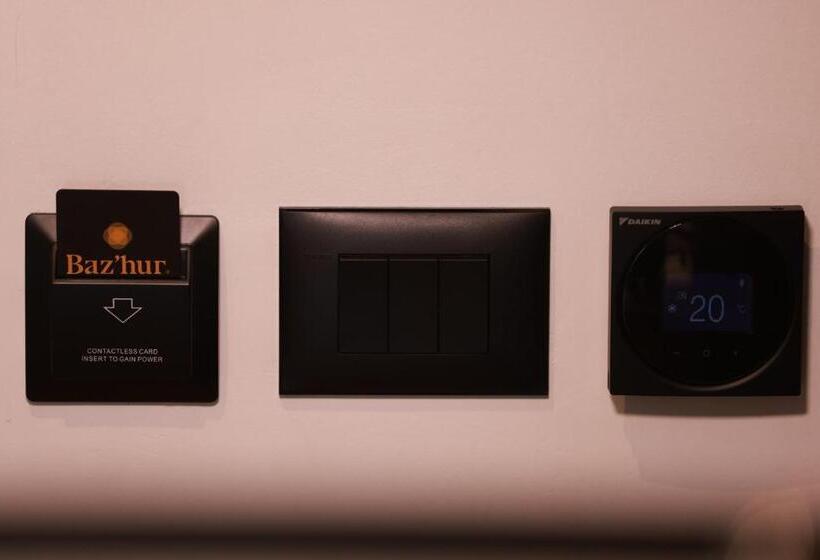 패밀리 룸, Baz Hur Boutique