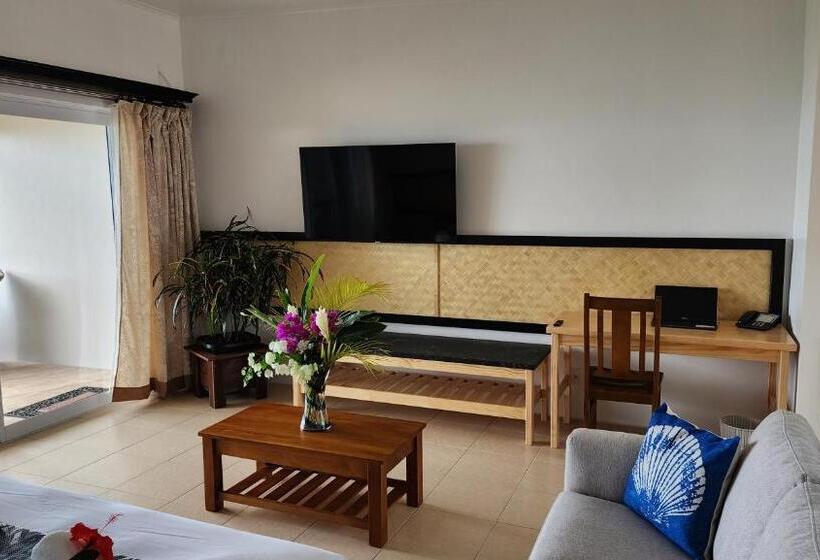 اتاق لوکس با بالکن و چشم‌انداز دریا, Resort Tava'e
