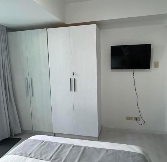 Студио Стандарт Вид на Бассейн, Azure Urban Resort Residences