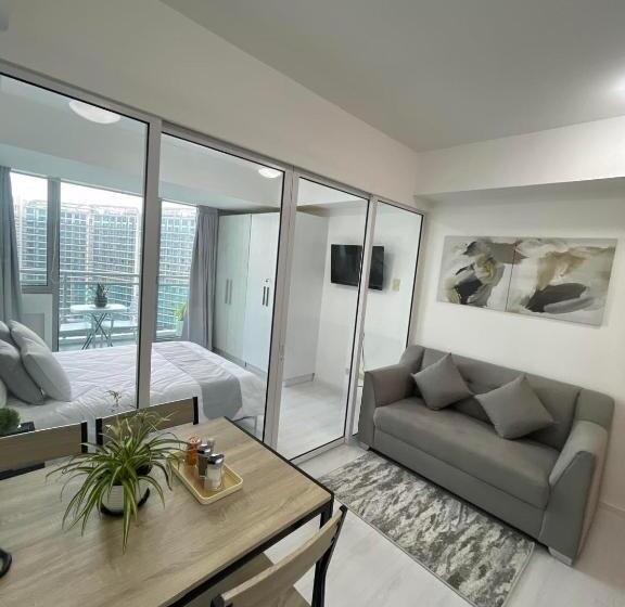 Студио Стандарт Вид на Бассейн, Azure Urban Resort Residences
