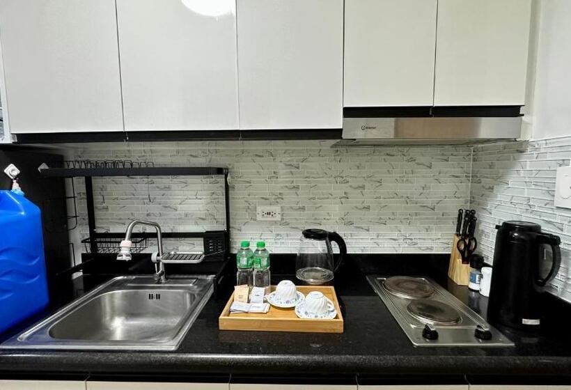 آپارتمان 1 خوابه با چشم‌انداز استخر, Mall Of Asia Shore 2 Condo