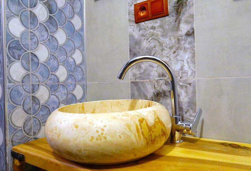 غرفة قياسية, Alpha Stone House
