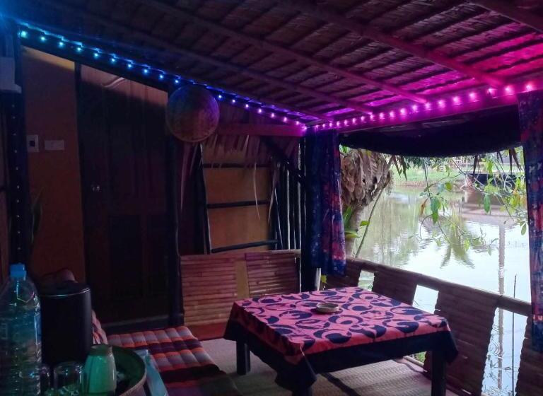 Бунгало Стандарт Вид на Сад, Bar Horizon Hostel
