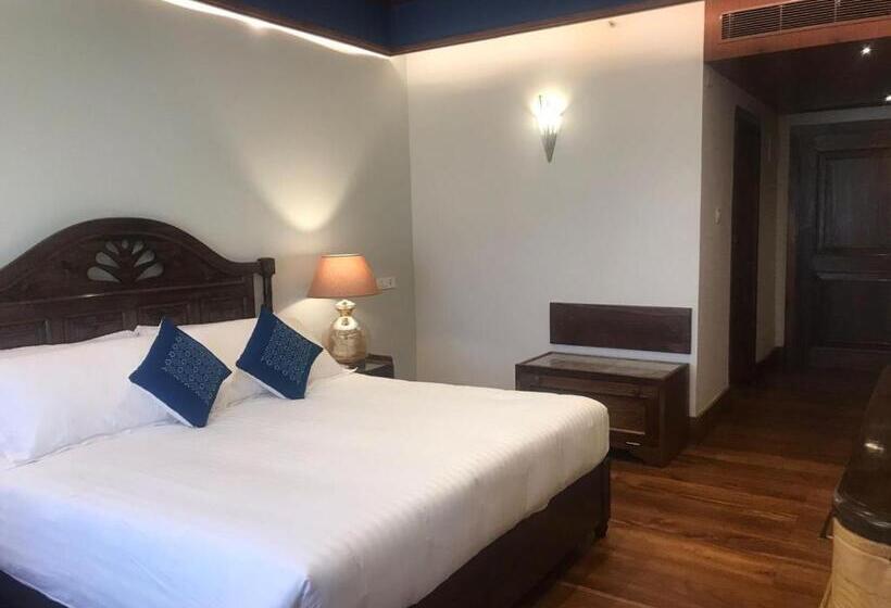 Номер Deluxe Кровать Кинг, The Shillong Address