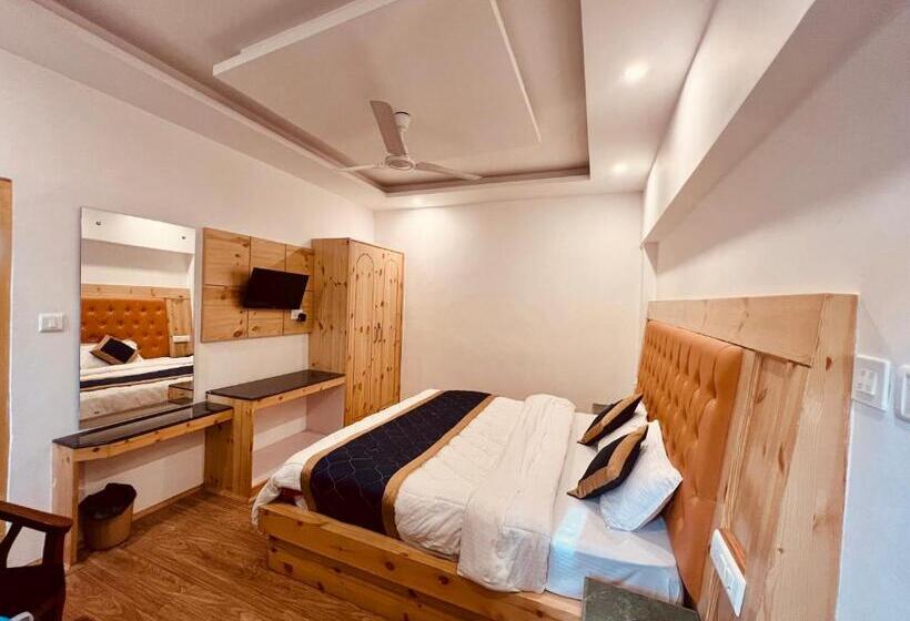 Номер Deluxe, The Manali Castle   Majestic Mountain Retreat