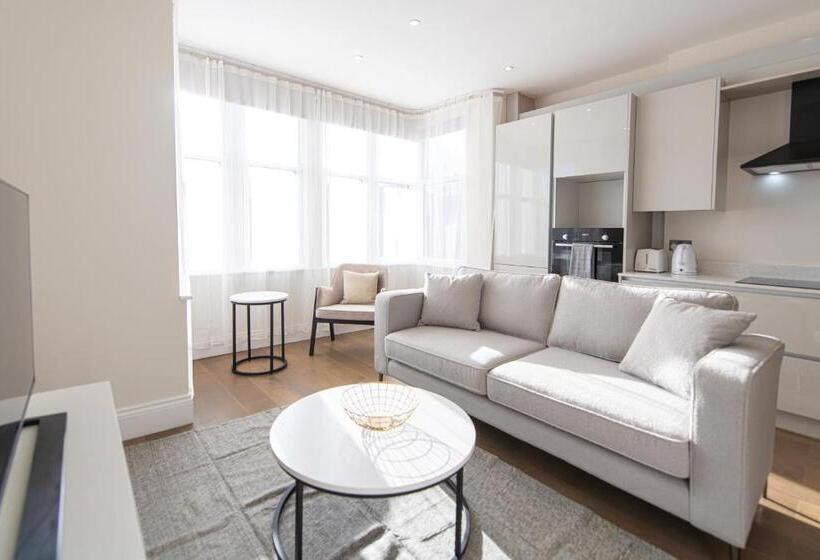 Апартаменты Deluxe 1 Спальня, Ealing Residency