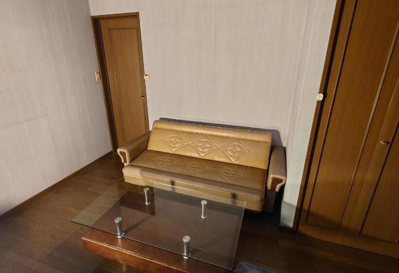 이코노미 쿼드러플룸(공용 화장실), 1800