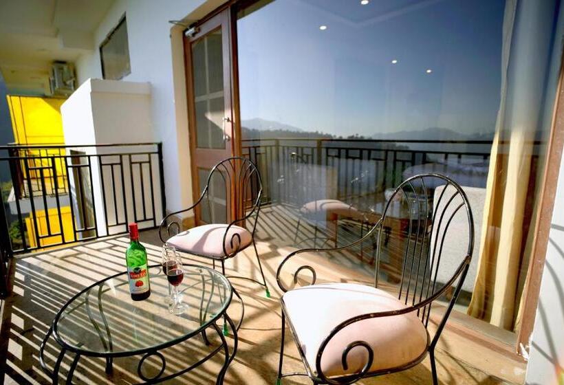 디럭스 룸 킹사이즈 침대, Shivalik Hotel And Resorts