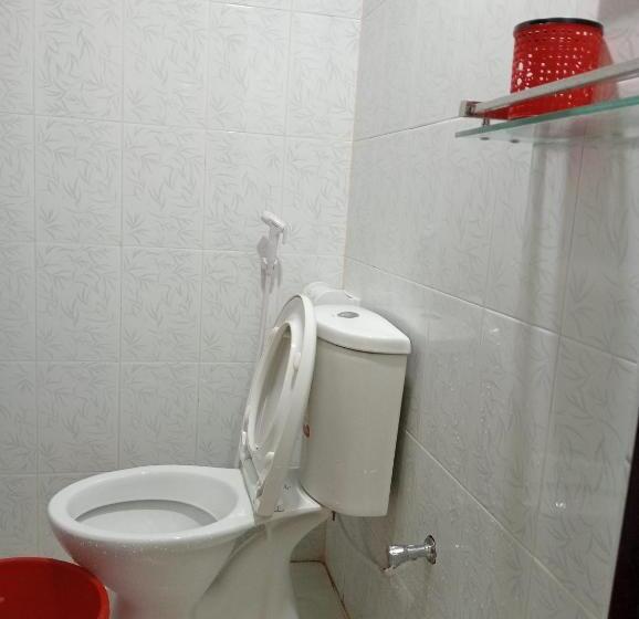 اتاق اکونومی, In Need   Near To The Us France Italy Saudi Embassy And Airport