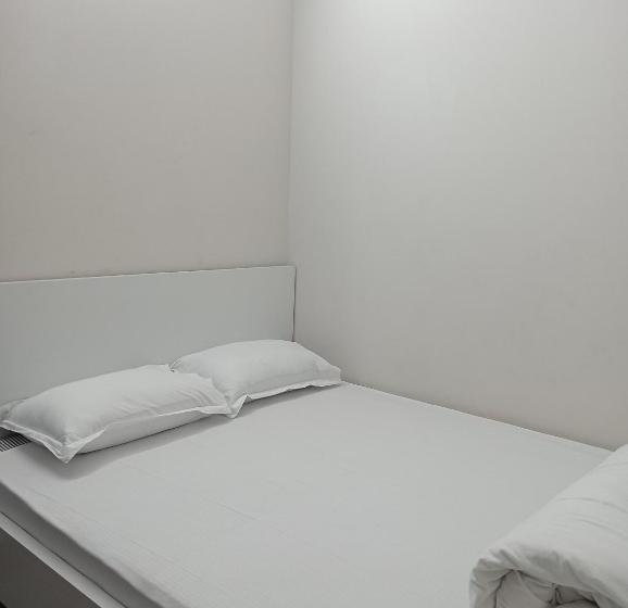 اتاق اکونومی, In Need   Near To The Us France Italy Saudi Embassy And Airport