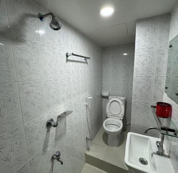 اتاق ساده سه‌ نفره, In Need   Near To The Us France Italy Saudi Embassy And Airport