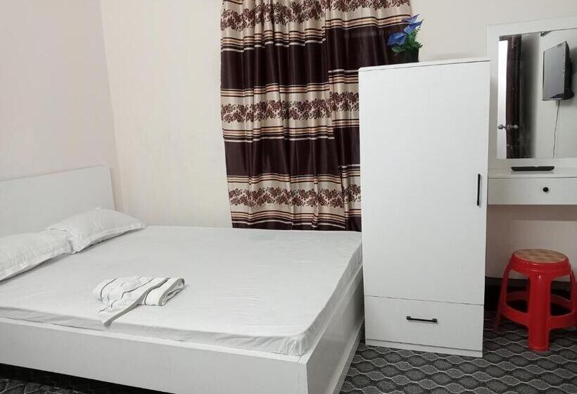 اتاق ساده سه‌ نفره, In Need   Near To The Us France Italy Saudi Embassy And Airport