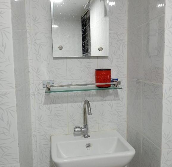 اتاق استاندارد سه نفره, In Need   Near To The Us France Italy Saudi Embassy And Airport