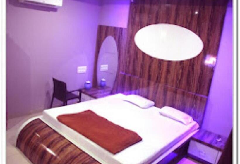 Номер Deluxe, Bhaktavatsal Tuljapur