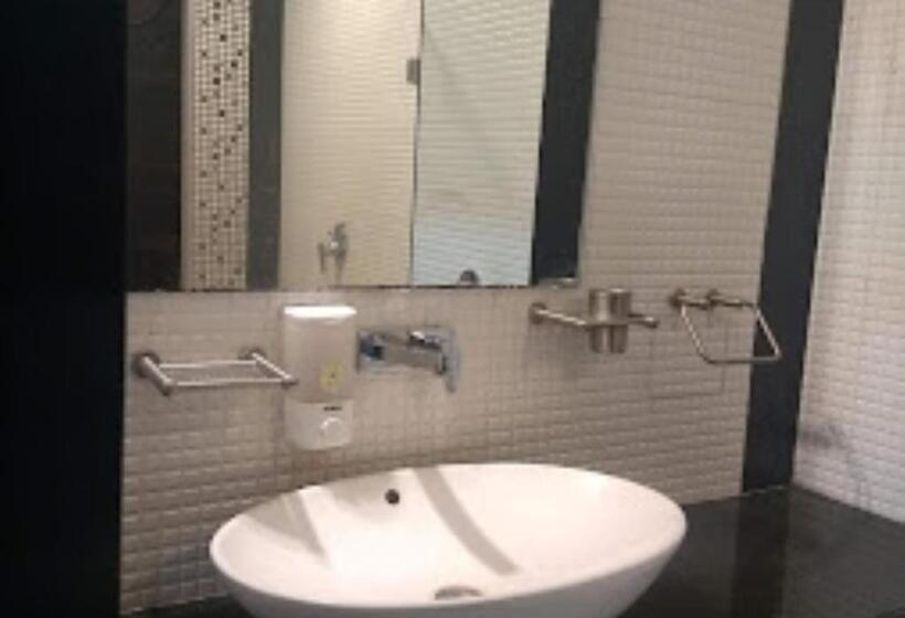 Семейный Номер, New Regal Palace Jalgaon