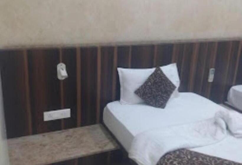 Семейный Номер, New Regal Palace Jalgaon