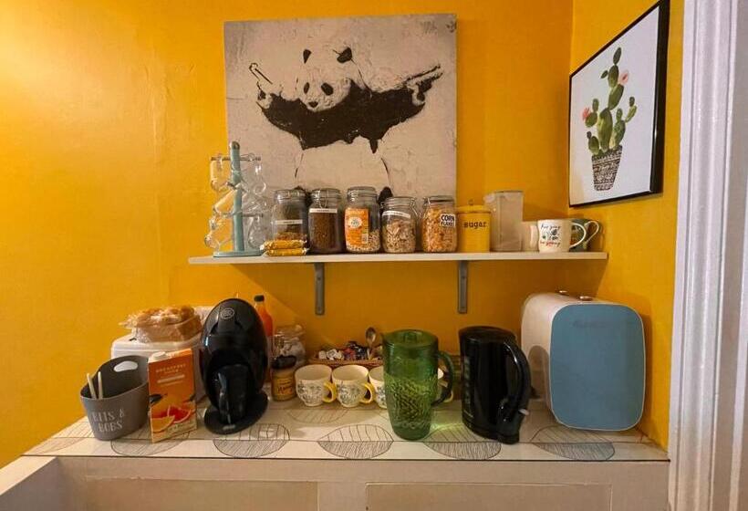 스탠다드 룸 공동 욕실, Double Room In Newhaven With Own Tv & Microwave  Plus Cereal And Toast Breakfast