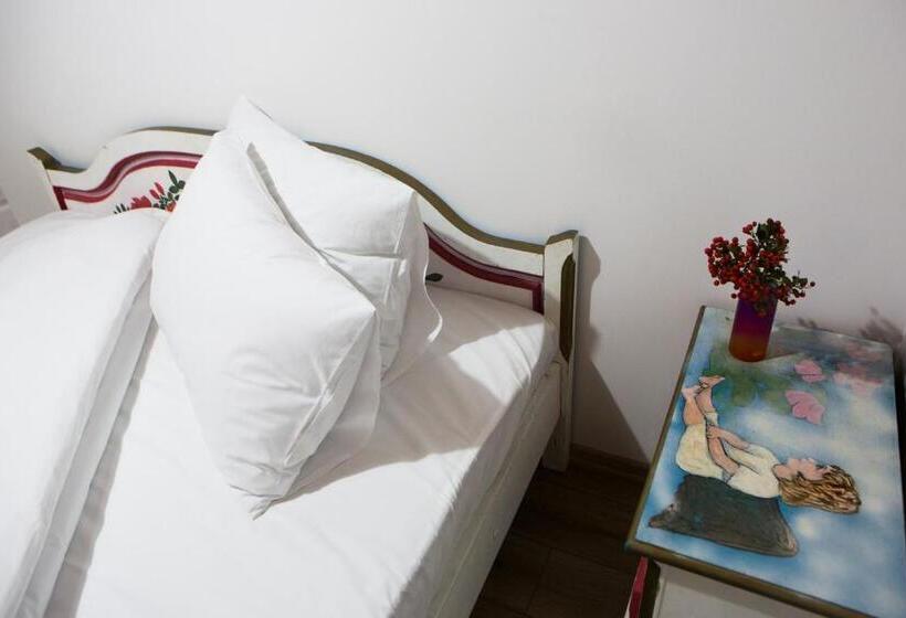 Семейный Номер, Casa Cu Magnolii