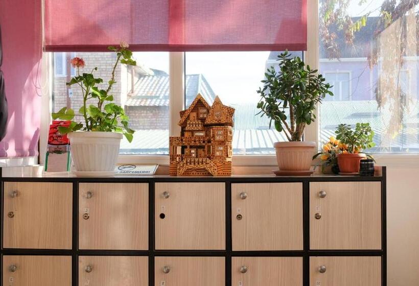 Habitación Familiar, Khan