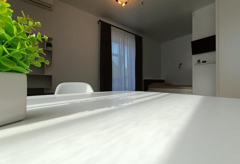 스탠다드 스튜디오, Apartments Bis House