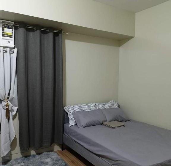 Студио Стандарт Вид на Бассейн, Holland Park Condominium Southwoods Biñan Laguna