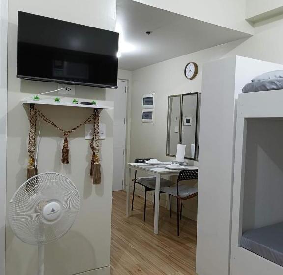 Студио Стандарт Вид на Бассейн, Holland Park Condominium Southwoods Biñan Laguna