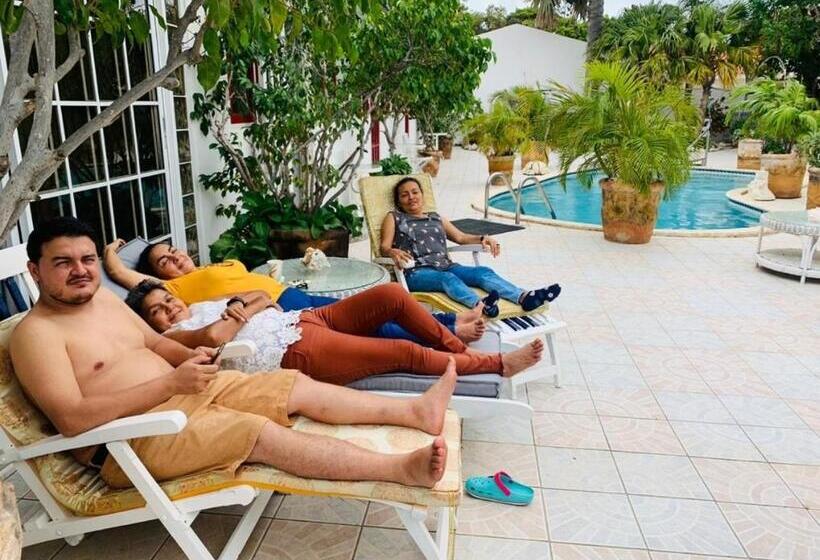استودیوی لوکس, First Day Hotel On Aruba!