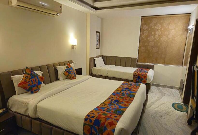 اتاق لوکس سه تخته, Sahibs Corporate Inn   Family & Corporate