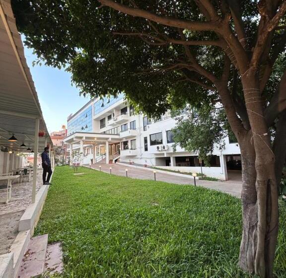جناح, Zeke Hotels