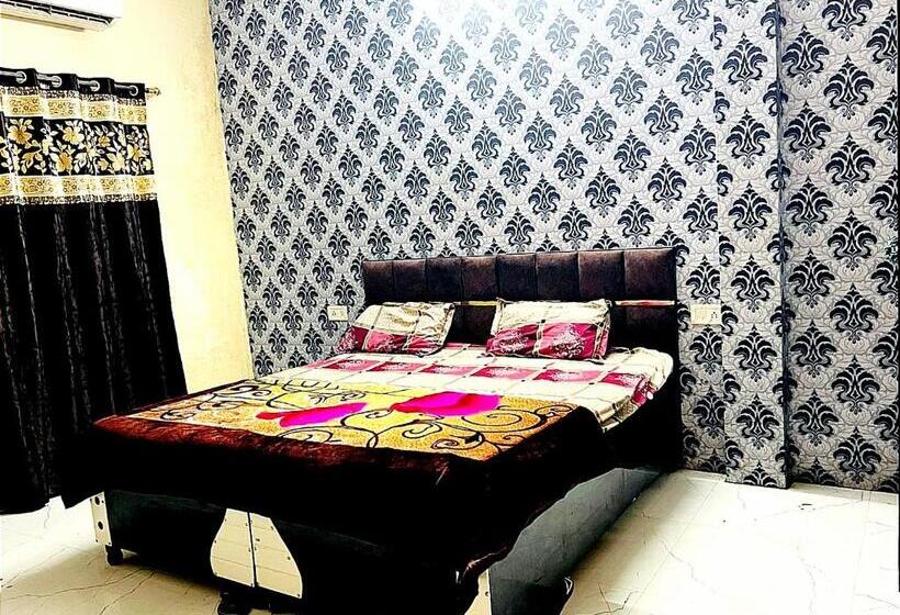 Номер Economy, J.s Apartments    Hotel & Homestay    Rooms For Students, Parents, Family & Couples