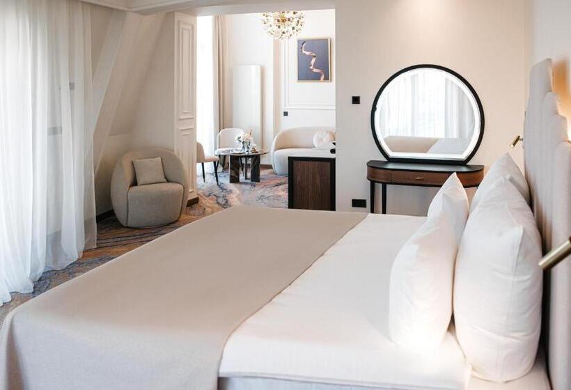 발코니가 있는 스위트, Nadiya Palace