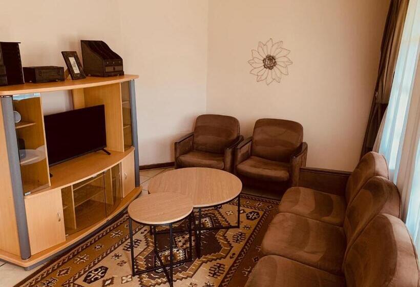 کلبه ییلاقی, Khutsong Lodge