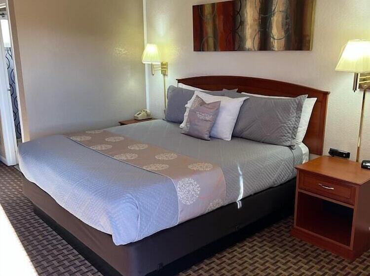 اتاق لوکس, Esquire Inn