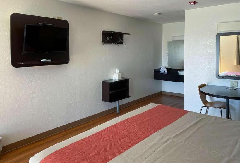 스탠다드 룸 킹사이즈 침대, Motel 6 Cameron Mo