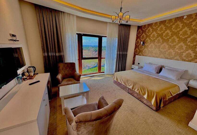 带大床的套房, Green Roof Hotel & Spa